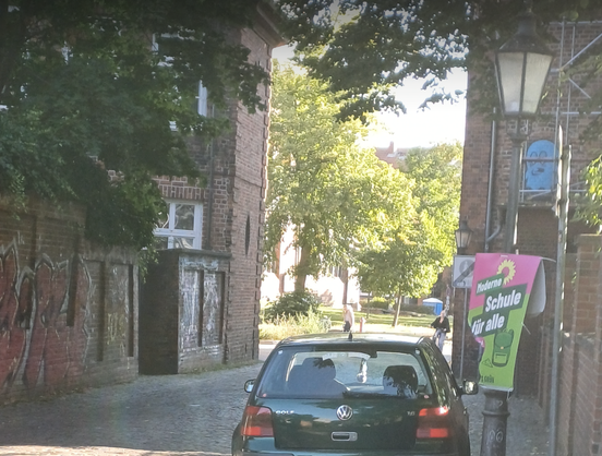 Parkendes Auto in Fußgängerzone