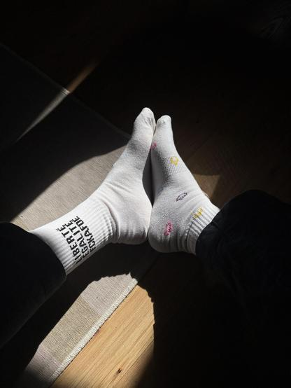 Zwei unterschiedliche Socken an meinen Füßen 

Linderte egalite FCKAFDE

der andere zeigt neon bunte Mittelfinger 