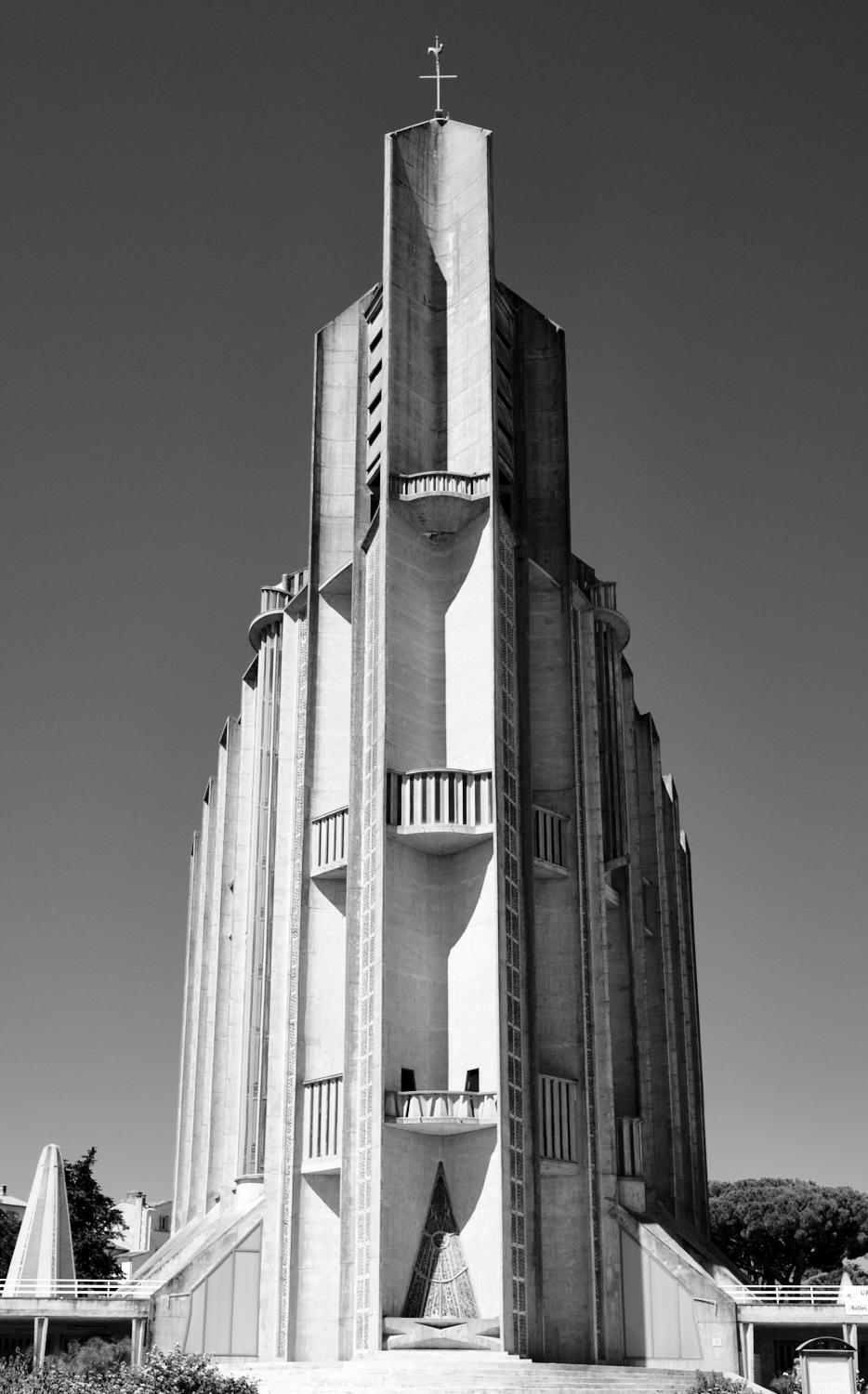 Die moderne Kirche in Royan im internationalen Stil im schwarz-weiß Foto; modern church in Royan iinternational Style in a black and white picture