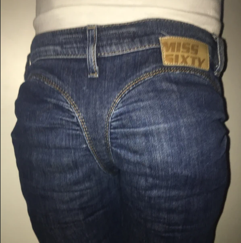 Screenshot eines Fotos einer Jeanshose. Der Bund mit dem oberen Teil ist geschnitten wie ein knappes Unterhöschen (nicht ganz Tanga). Die Beine sind so angesetzt, dass es aussieht, als würden sie von diesem Höschen zusammengerafft. Die Jeans bedeckt, was eine Jeans bedecken soll, ich finde des Schnitt dennoch obszön …