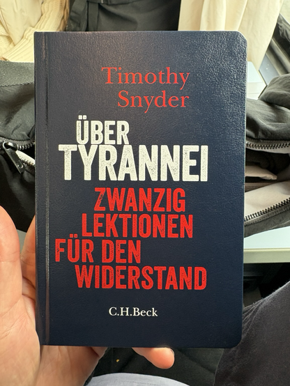 Ich sitze im Zug, in meiner Hand ein Buch von Timothy Snyder - Über Tyrannei - Zwanzig Lektionen für den Widerstand