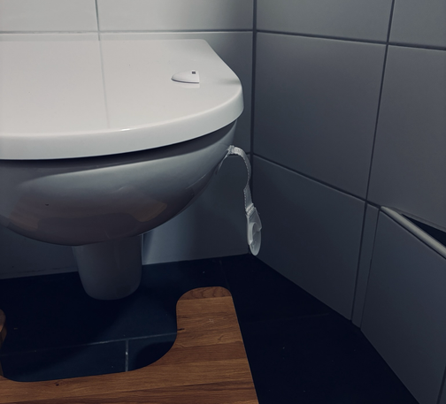 Toilettenschüsseln und -Deckel sind mit einer Kindersicherung versehen.